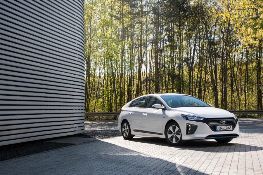 Hyundai IONIQ plug-in (AE) 2016 года  (фото 19 из 42)